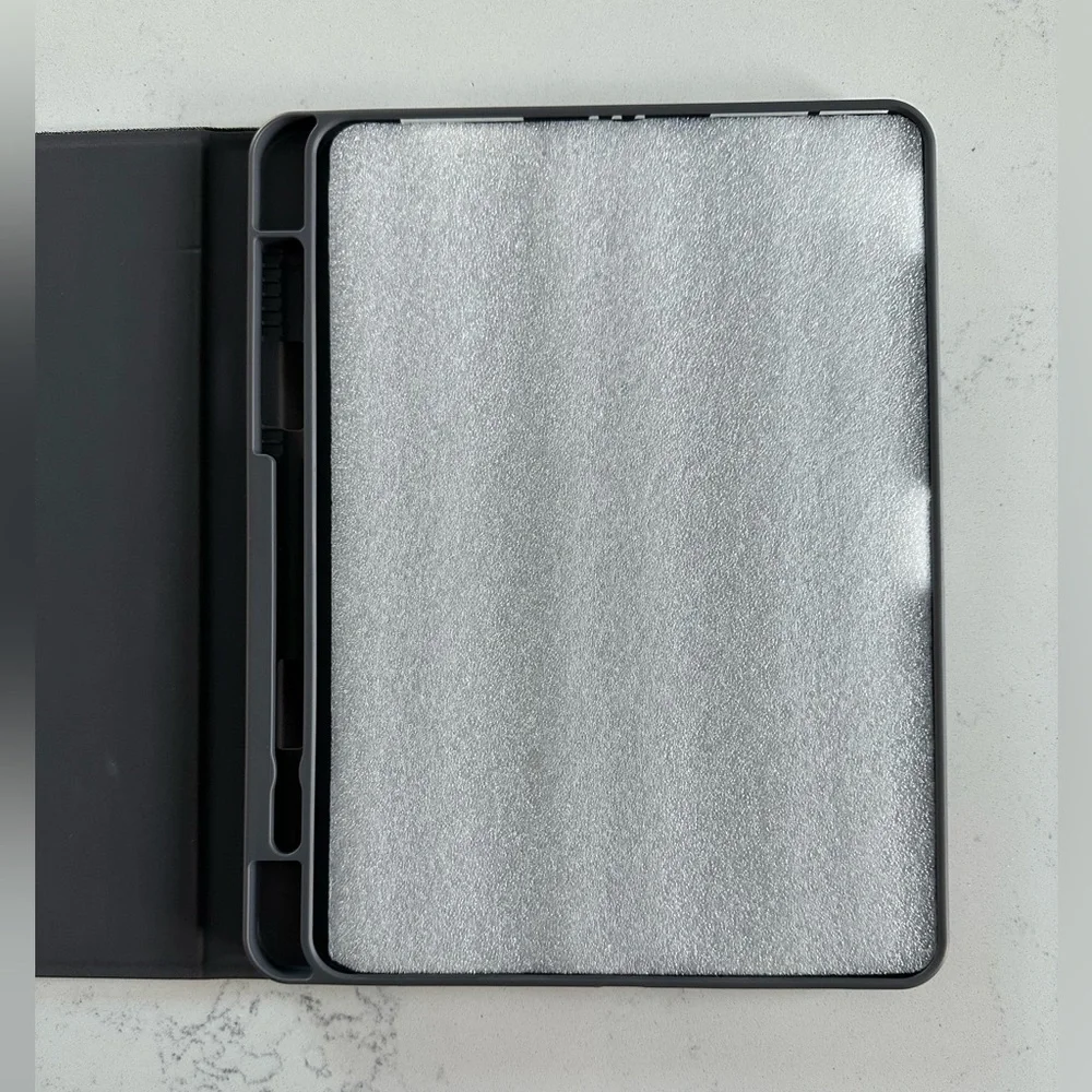 NWOT. Heyday Apple iPad folio cover in Black.Saffiano 10.2” iPad or 10.5iPad Air